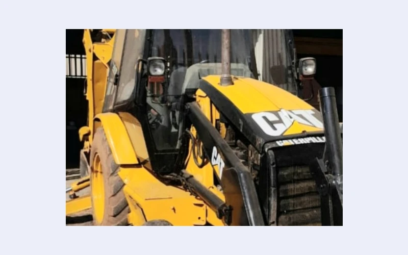 tl5b-for-sale---cat-2x4---2002-model---9000-hours---r345k-no-vat--buy-a-2002-cat-2x4-tlb-in-excellent-condition